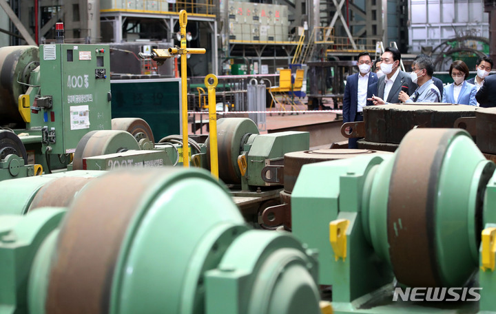 [창원=뉴시스] 홍효식 기자 = 윤석열 대통령이 22일 경남 창원 두산에너빌리티를 방문해 원자로 제작 공장을 시찰하고 있다. 2022.06.22. yesphoto@newsis.com