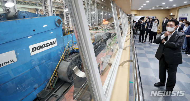 [창원=뉴시스] 홍효식 기자 = 윤석열 대통령이 22일 경남 창원 두산에너빌리티 단조 공장을 방문해 17,000톤 프레스 설비를 시찰하고 있다. 2022.06.22. yesphoto@newsis.com