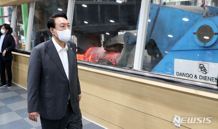 [창원=뉴시스] 홍효식 기자 = 윤석열 대통령이 22일 경남 창원 두산에너빌리티 단조 공장을 방문해 17,000톤 프레스 설비를 시찰하고 있다. 2022.06.22. yesphoto@newsis.com