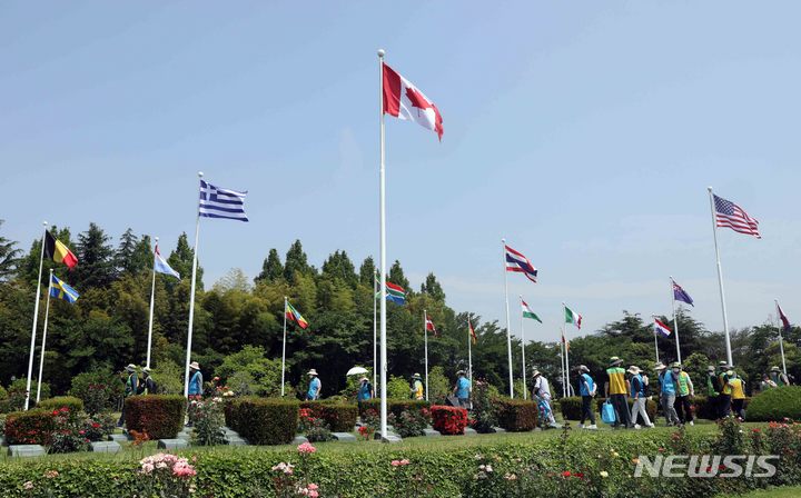 [부산=뉴시스] 하경민 기자 = 6·25전쟁 발발 72주년을 사흘 앞둔 22일 부산 남구 재한유엔기념공원을 찾은 시민들이 유엔군 전몰장병묘역을 참배하고 있다. 2022.06.22. yulnetphoto@newsis.com