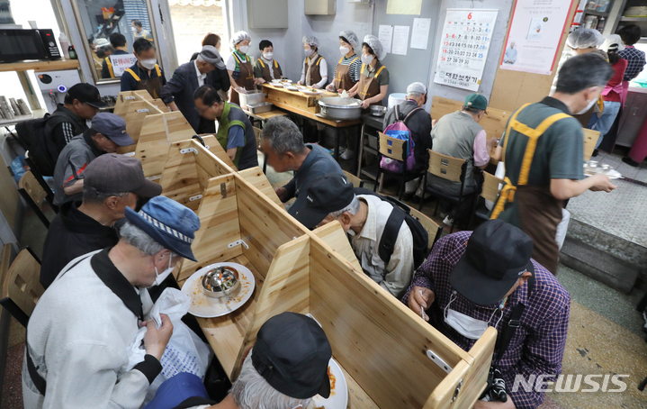 [서울=뉴시스] 김금보 기자 = 22일 오후 서울 종로구 탑골공원 원각사 노인무료급식소에서 무료급식이 이뤄지고 있다. 2022.06.22. kgb@newsis.com