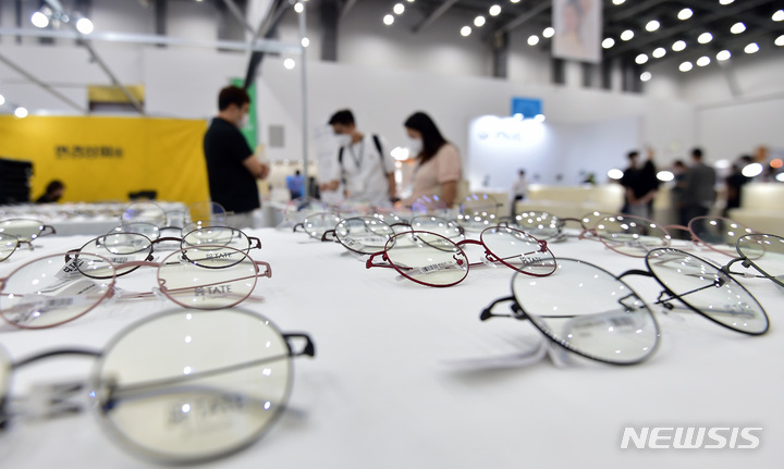 [대구=뉴시스] '제20회 대구국제안경전'을 찾은 국내외 바이어들과 관람객들이 전시된 안경을 살펴보고 있다. 뉴시스DB. 2023.04.03. photo@newsis.com