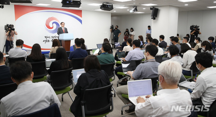 [서울=뉴시스] 전신 기자 = 김성한 국가안보실장이 22일 서울 용산 대통령실 청사에서 윤석열 대통령 나토 정상회의 순방 관련 브리핑을 하고 있다. 2022.06.22. photo1006@newsis.com