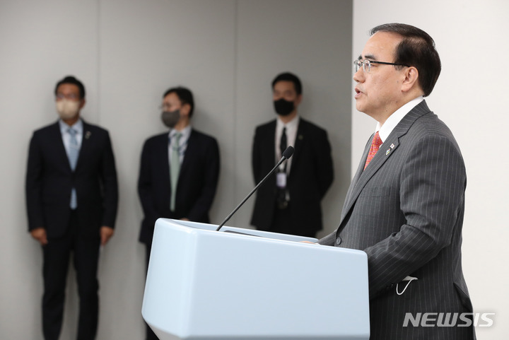 [서울=뉴시스] 전신 기자 = 김성한 국가안보실장이 22일 서울 용산 대통령실 청사에서 윤석열 대통령 나토 정상회의 순방 관련 브리핑을 하고 있다. 2022.06.22. photo1006@newsis.com