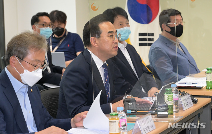 [서울=뉴시스] 국회사진기자단 = 박홍근 더불어민주당 원내대표가 22일 오후 서울 중구 서민금융진흥원 통합지원센터에서 열린 서민금융 지원대책을 위한 현장 방문 간담회에서 발언하고 있다. 2022.06.22. photo@newsis.com