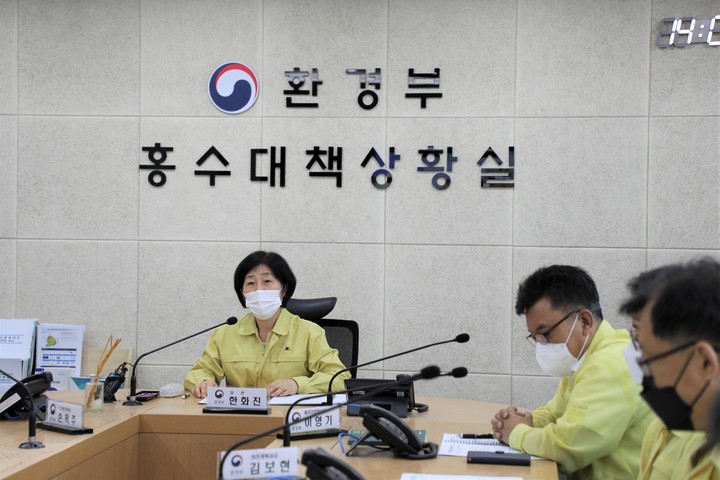 [서울=뉴시스] 정병혁 기자 = 한화진 환경부 장관이 지난해 6월22일 오후 정부세종청사 6동 홍수대책상황실에서 장마 대비 홍수대응 점검회의를 주재하고 관계기관별 홍수대응 상황 점검 및 체계적인 대응을 위한 협력 사항을 논의하고 있다. (사진=환경부 제공) 2022.06.22. photo@newsis.com *재판매 및 DB 금지