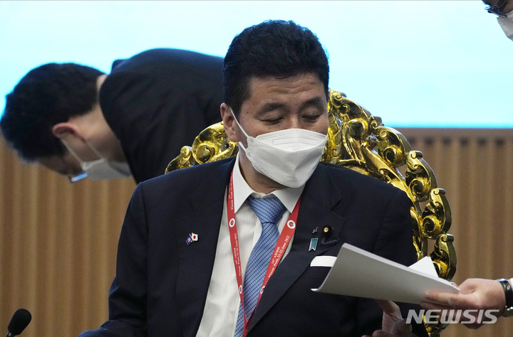 [프놈펜=AP/뉴시스]기시 노부오 일본 방위상은 지난 22일 캄보디아 프놈펜에서 열린 아세안(ASEAN·동남아시아국가연합)·일본 국방장관 회의에서 서류를 검토하고 있다. 2022.06.23.