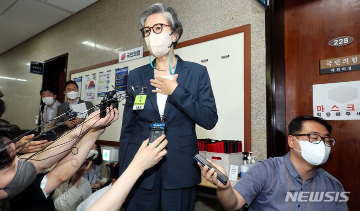 [서울=뉴시스] 고범준 기자 = 이양희 국민의힘 윤리위원장이 지난달 22일 이준석 당대표의 성상납 의혹과 관련해 징계를 논의하기 위해 회의장으로 들어가기전 기자들의 질문에 답변을 하고 있다. (공동취재사진) 2022.06.22. photo@newsis.com