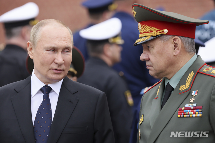 [모스크바=AP/뉴시스] 블라디미르 푸틴 러시아 대통령이 22일(현지시간) 나치의 옛소련 침공 81주년을 맞아 모스크바의 무명용사 묘소를 찾아 세르게이 쇼이구 국방장관과 얘기하고 있다. 러시아는 소련이 독일의 공격을 받은 1941년 6월 22일을 '추모와 슬픔의 날'로 기리고 있다. 2022.06.23.