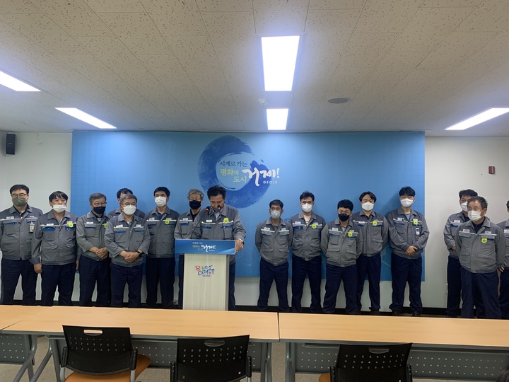 [거제=뉴시스] 신정철 기자= 더불어민주당 거제지역위원회는 23일, 22일째 파업을 이어가고 있는 대우조선해양 하청지회 노사분쟁 해결에 "대주주인 산업은행의 결단이 필요한 시기"라고 분쟁해결 촉구 성명서를 발표했다.사진은 지난 20일 대우조선해양 협력사들의 기자회견 모습.(사진=거제시 제공).2022.06.23. photo@newsis.com *재판매 및 DB 금지
