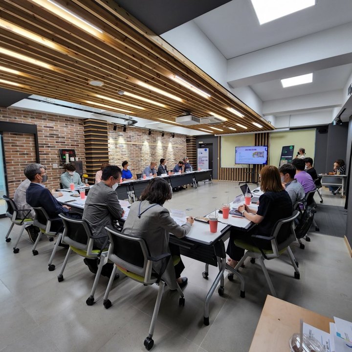 [전주=뉴시스] 한훈 기자 = 전북 전주시와 정보문화산업진흥원은 23일 지역 내 XR 산업을 선도하는 기업 및 유관기관 관계자 등 30여명이 참석한 가운데 XR·메타버스 산업 얼라이언스 출범식을 개최했다.(사진=전주시 제공).2022.06.23.  photo@newsis.com *재판매 및 DB 금지