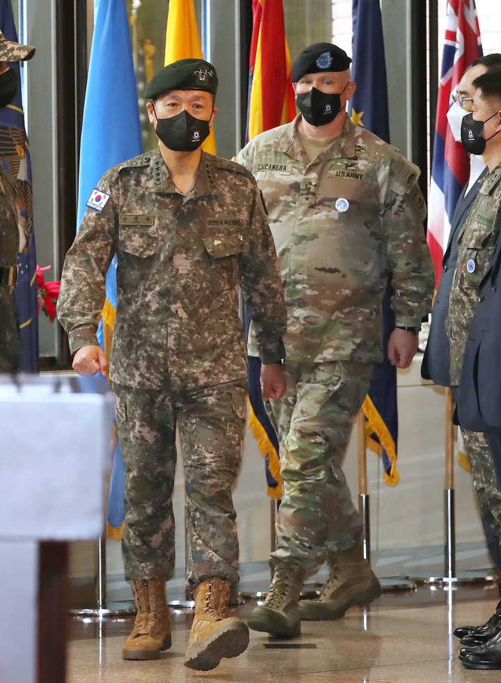[서울=뉴시스]행사장에 입장하는 안병석 부사령관과 라캐머라 사령관. 2022.06.23. (사진=국방일보 제공) *재판매 및 DB 금지