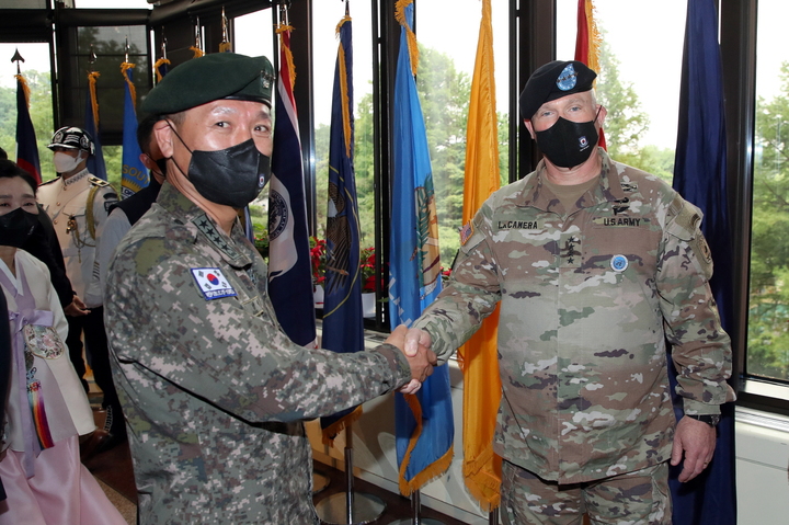 [서울=뉴시스]안병석 부사령관과 라캐머라 사령관. 2022.06.23. (사진=국방일보 제공)&nbsp; *재판매 및 DB 금지