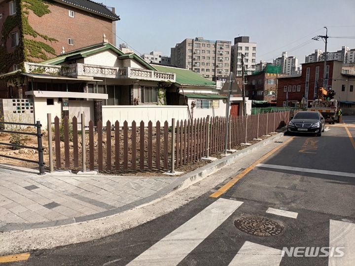 [용인=뉴시스]용인시 구성 마북 도시재생활성화지역 내 울타리를 설치한 모습