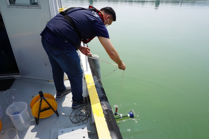 [대구=뉴시스] 고여정 기자 = 낙동강물환경연구소 직원이 강정고령보에서 조류 시료를 채취하고 있다.2022.06.23 (사진 = 대구지방환경청) ruding@newsis.com *재판매 및 DB 금지