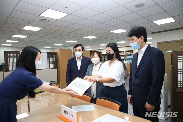 [서울=뉴시스] 서울 도봉구는 국회 차원에서 수도권광역급행철도(GTX)-C노선의 도봉구간 지하화 관련 논의를 요청하는 지역 주민 289명의 청원서를 국회에 제출했다고 23일 밝혔다. 2022.06.23. (사진 = 도봉구 제공) photo@newsis.com