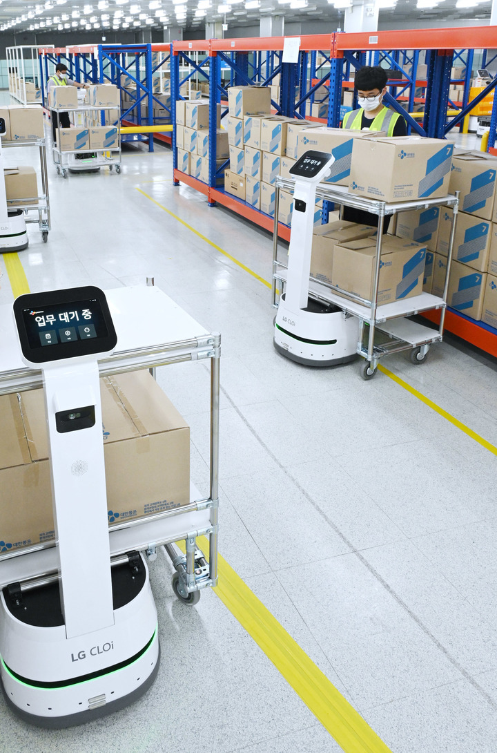 [서울=뉴시스] LG전자 연구원들이 자율주행 기반의 차세대 물류 로봇 'LG 클로이 캐리봇'이 물류 창고에서 작업을 수행하는 모습을 시연하고 있다. (사진=LG전자) 2022.06.23. photo@newsis.com *재판매 및 DB 금지