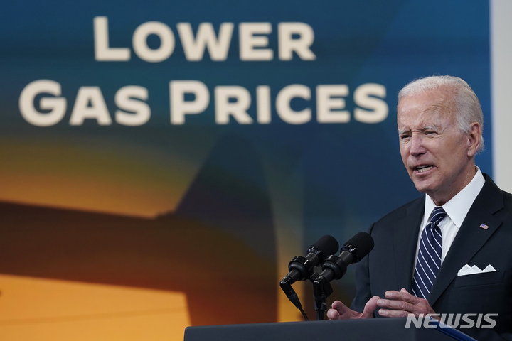 [워싱턴=AP/뉴시스] 조 바이든 미국 대통령이 22일(현지시간) 백악관 사우스코트 강당에서 기름값과 관련해 연설하고 있다. 바이든 대통령은 “여행 철인 향후 90일 동안 연방 유류세를 면제해줄 것을 의회에 요청한다”라고 밝혔다. 2022.06.23.