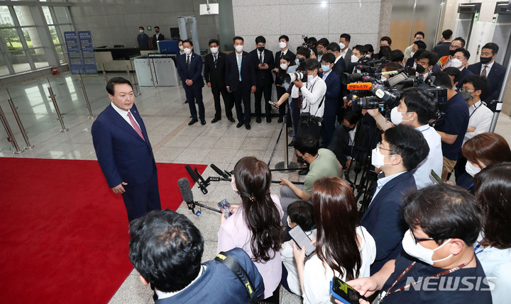 [서울=뉴시스] 홍효식 기자 = 윤석열 대통령이 지난달 23일 서울 용산 대통령실 청사로 출근하며 취재진 질문에 답하고 있다. 2022.06.23. yesphoto@newsis.com