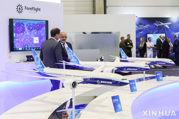 [ 쇠네펠트( 독일)=신화/뉴시스] 지난 해 6월 독일에서 열린 ILA베를린 에어쇼의 보잉사 전시관. 보잉은 인터넷 우주통신서비스 업체 비아샛에 최신 최강의 맞춤형 통신플랫폼 '비아샛3아메리카'를 제작, 인도했다고 2023년 3월 20일 발표했다.&nbsp; 