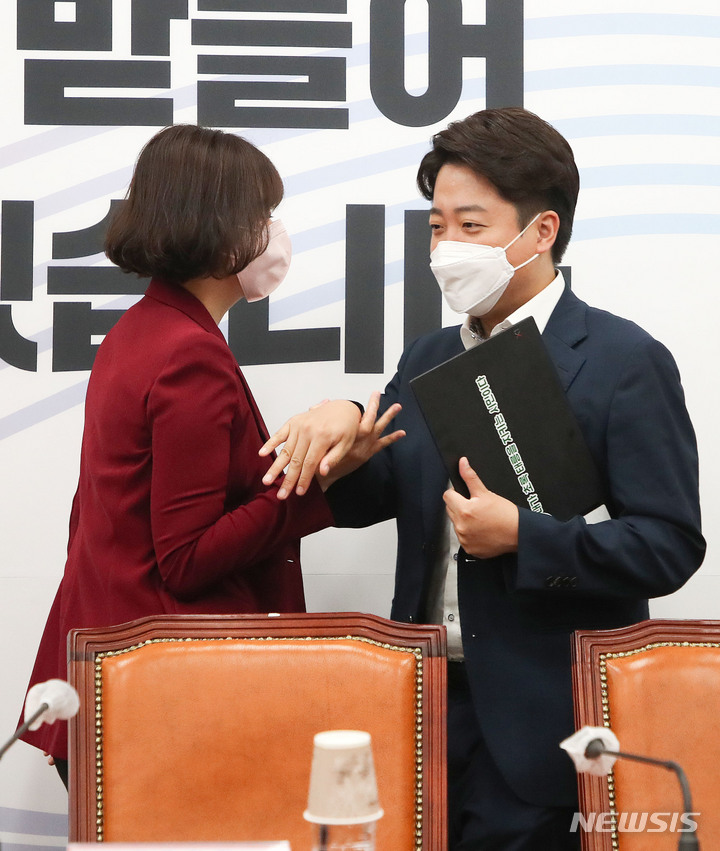 [서울=뉴시스] 김선웅 기자 = 국민의힘 이준석 대표와 배현진 최고위원이 23일 서울 여의도 국회에서 열린 국민의힘 최고위원회의에서 인사를 나누고 있다. 2022.06.23. mangusta@newsis.com