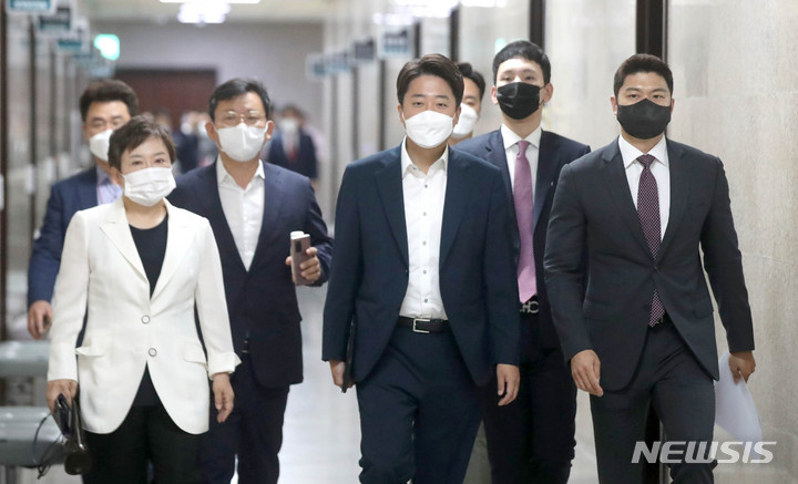 [서울=뉴시스] 김선웅 기자 = 이준석 국민의힘 대표가 23일 서울 여의도 국회에서 열린 국민의힘 최고위원회의에 참석하고 있다. 2022.06.23. mangusta@newsis.com