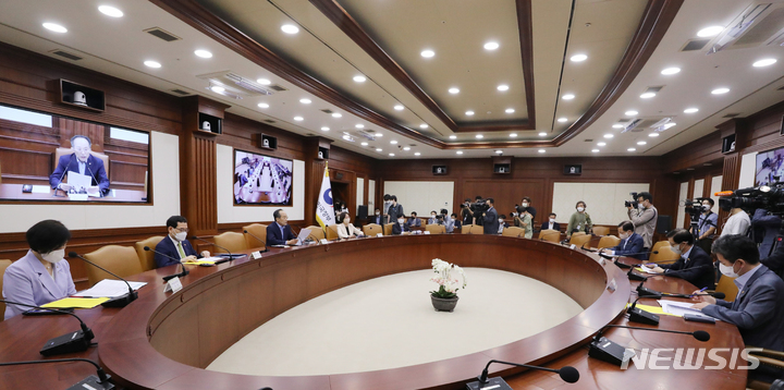 [서울=뉴시스] 김명원 기자 = 추경호 경제부총리 겸 기획재정부 장관이 23일 오전 서울 종로구 정부서울청사에서 서울-세종 영상으로 열린 제2차 비상경제장관회의를 주재하며 발언하고 있다. 2022.06.23. kmx1105@newsis.com