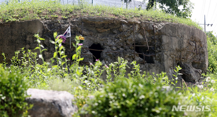 [포천=뉴시스] 추상철 기자 = 6.25전쟁의 흔적을 고스란히 간직하고 있는 경기 포천시 신북면 '포천 방어 벙커'. 2022.06.25. scchoo@newsis.com