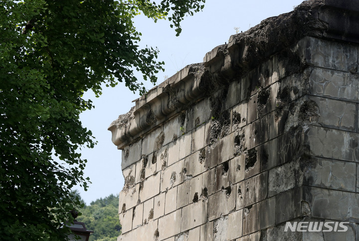 [연천=뉴시스] 추상철 기자 = 연천역 인근 금수탑 공원에 있는 상자형 '금수탑' 외벽에 총탄의 흔적이 나 있다. 2022.06.25. scchoo@newsis.com
