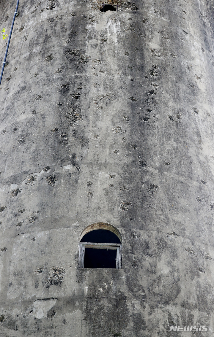 [연천=뉴시스] 추상철 기자 = 연천역 인근 금수탑 공원에 있는 '금수탑' 외벽에 총탄의 흔적이 나 있다. 2022.06.25. scchoo@newsis.com