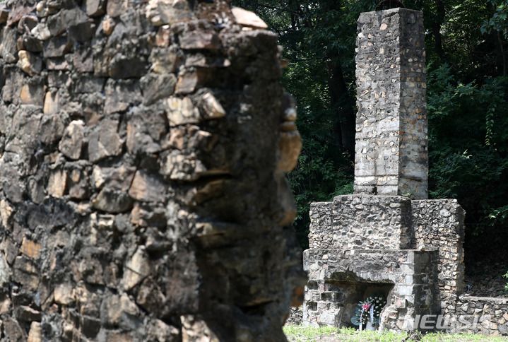 [연천=뉴시스] 추상철 기자 = 경기 연천군 유엔군화장장시설이 보이고 있다. 2022.06.25. scchoo@newsis.com