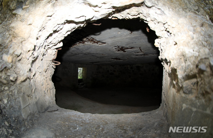 [포천=뉴시스] 추상철 기자 = 6.25전쟁의 흔적을 고스란히 간직하고 있는 경기 포천시 신북면 '포천 방어 벙커'. 2022.06.25. scchoo@newsis.com
