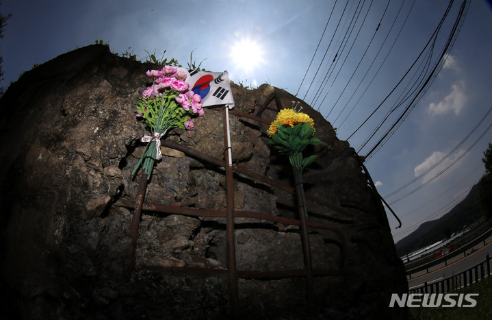 [포천=뉴시스] 추상철 기자 = 6.25전쟁의 흔적을 고스란히 간직하고 있는 경기 포천시 신북면 '포천 방어 벙커'. 2022.06.25. scchoo@newsis.com
