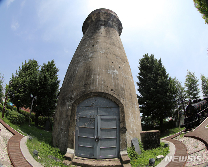 [연천=뉴시스] 추상철 기자 = 연천역 인근 금수탑 공원에 있는 '금수탑' 외벽에 총탄의 흔적이 나 있다. 2022.06.25. scchoo@newsis.com