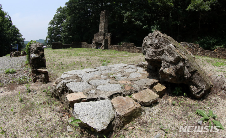[연천=뉴시스] 추상철 기자 = 경기 연천군 유엔군화장장시설이 보이고 있다. 2022.06.25. scchoo@newsis.com