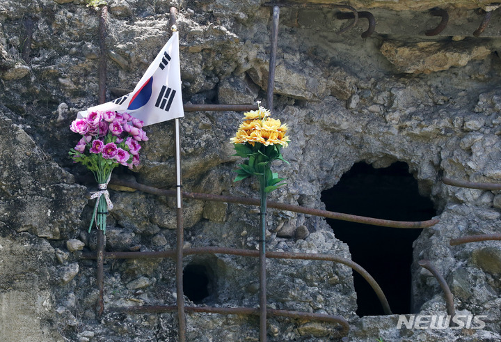 [포천=뉴시스] 추상철 기자 = 6.25전쟁의 흔적을 고스란히 간직하고 있는 경기 포천시 신북면 '포천 방어 벙커'. 2022.06.25. scchoo@newsis.com