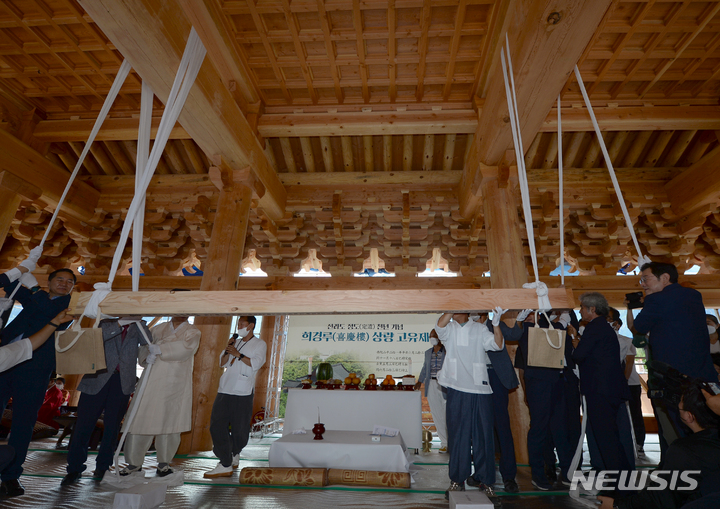 [광주=뉴시스] 김혜인 기자 = '광주 대표 누각' 희경루 상량고유제가 열리는 23일 오전 광주 남구 사직동 광주공원에서 상량문을 봉안한 상량부재를 올리는 의식이 진행되고 있다. 2022.06.23.hyein0342@newsis.com