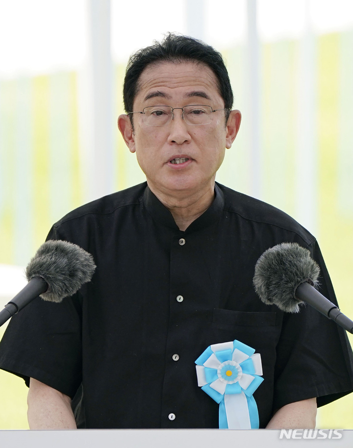 [오키나와(일본)=AP/뉴시스]23일 기시다 후미오 일본 총리가 오키나와현 이토만시 마부니에 위치한 평화기념공원에서 열린 '오키나와전몰자위령식'에 참석해 연설하고 있다. 2022.06.23.