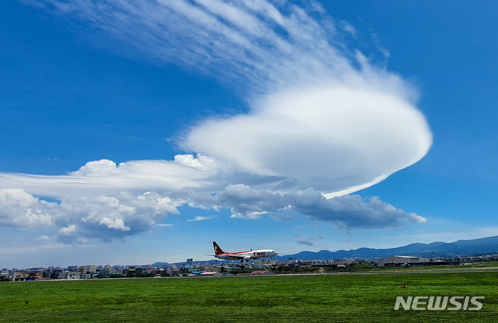 [제주=뉴시스] 우장호 기자 = 밤부터 장맛비가 예고된 23일 오후 제주시 하늘에 일명 '렌즈구름'이 떠올라 신비한 분위기를 자아내고 있다. 렌즈구름은 강한 바람에 습한 공기가 산을 넘어가며 만들어진다. 2022.06.23. woo1223@newsis.com