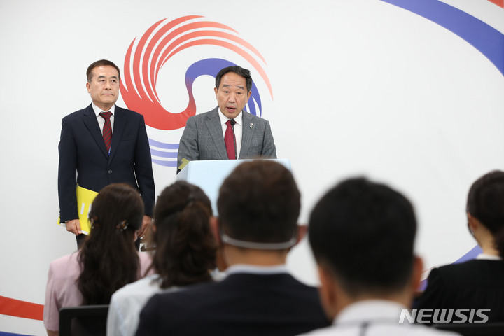 [서울=뉴시스] 홍효식 기자 = 강승규 시민사회수석이 23일 서울 용산 대통령실 청사에서 대통령실 홈페이지 소통창구 '국민제안' 관련 브리핑을 하고 있다. 왼쪽은 허성우 국민제안비서관. 2022.06.23. yesphoto@newsis.com