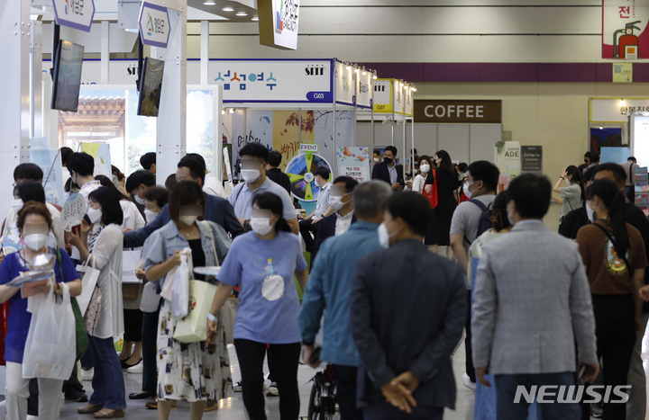 [서울=뉴시스] 고승민 기자 = 23일 서울 코엑스에서 열린 제37회 서울국제관광전을 찾은 관람객들이 국내외 관광 홍보부스를 돌아보고 있다. 2022.06.23. kkssmm99@newsis.com