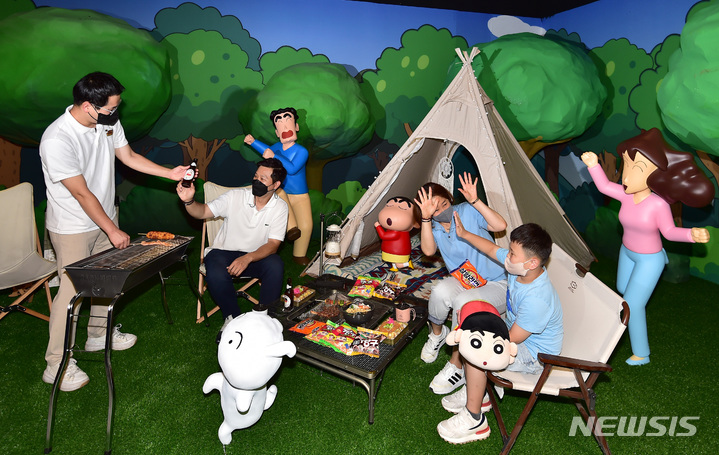 [대구=뉴시스] 이무열 기자 = 대구이월드는 23일 83타워 2층 뮤지엄에서 '짱구페스티벌-짱구야캠핑 가자' 체험전 프레스 투어를 진행했다. 짱구 페스티벌은 오는 25일부터 198일간 열린다. 2022.06.23. lmy@newsis.com