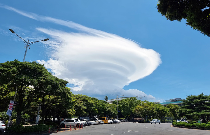[제주=뉴시스] 우장호 기자 = 밤부터 장맛비가 예고된 23일 오후 제주시 하늘에 일명 '렌즈구름'이 떠올라 신비한 분위기를 자아내고 있다. 렌즈구름은 강한 바람에 습한 공기가 산을 넘어가며 만들어진다. (사진=독자제공) 2022.06.23. woo1223@newsis.com *재판매 및 DB 금지