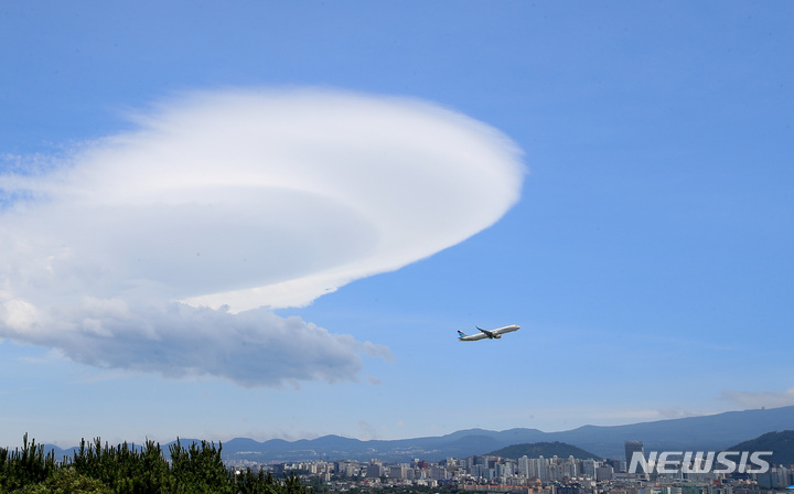 [제주=뉴시스] 우장호 기자 = 밤부터 장맛비가 예고된 23일 오후 제주시 하늘에 일명 '렌즈구름' 또는 'UFO구름'이 떠올라 신비한 분위기를 자아내고 있다. 렌즈구름은 강한 바람에 습한 공기가 산을 넘어가며 만들어진다. 2022.06.23. woo1223@newsis.com