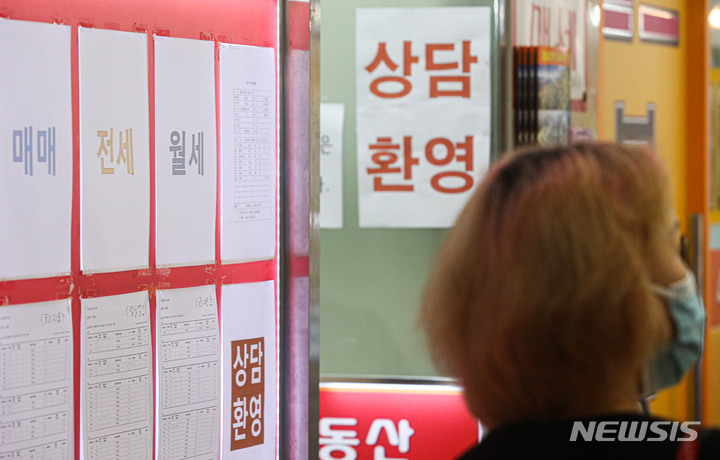 [서울=뉴시스] 권창회 기자 = 부동산 가격 급등 피로감에 금리 인상 등의 영향으로 매수심리가 위축되고 있다. 서울시부동산정보광장에 따르면 올해 1~5월 서울 아파트 매매는 6750건에 그쳤다. 이는 지난해 같은 기간 서울 아파트 거래량 2만1924건보다 69.2% 감소한 수치다. 사진은 23일 오후 서울 송파구 공인중개사 밀집 상가 내에 걸린 상담 환영 안내문. 2022.06.23. kch0523@newsis.com