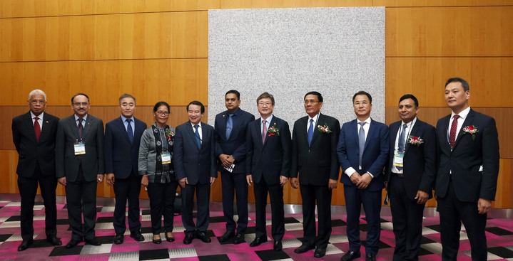 [서울=뉴시스] 박보균 문화체육관광부 장관이 23일 서울 강남구 코엑스에서 열린 세계관광산업컨퍼런스 개막식에 참석해 참석자들과 기념촬영을 하고 있다. (사진=문화체육관광부 제공) 2022.06.23. photo@newsis.com *재판매 및 DB 금지