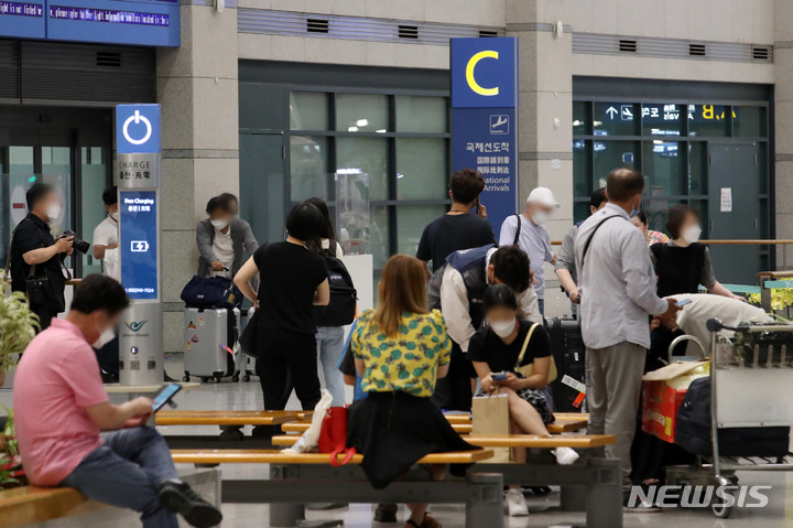 [인천공항=뉴시스] 조성우 기자 = 국내에서도 원숭이두창 첫 확진자가 발생한 가운데 23일 오후 인천국제공항 제1여객터미널 입국장이 붐비고 있다. 2022.06.23. xconfind@newsis.com