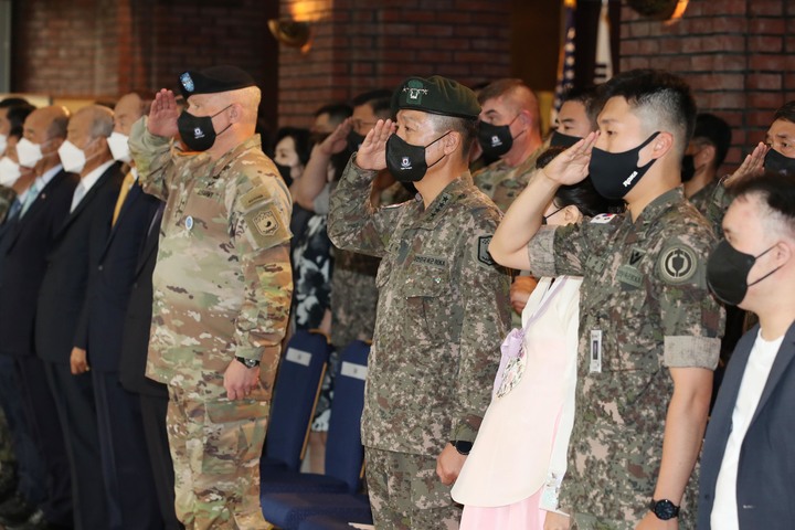 [서울=뉴시스] 안병석 한미연합군사령부 부사령관이 23일 서울 용산에서 열린 제30대 연합사 부사령관 취임 의장행사에 참석해 국기에 대한 경례를 하고 있다. (사진=국방일보 제공) 2022.06.23. photo@newsis.com *재판매 및 DB 금지