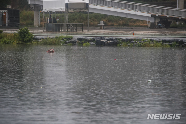 [서울=뉴시스] 정병혁 기자 = 전국적으로 장맛비가 내리고 있는 지난 23일 오후 서울 중랑구 중랑천이 폭우로 인해 수위가 높아져 있다. 2022.06.30.jhope@newsis.com