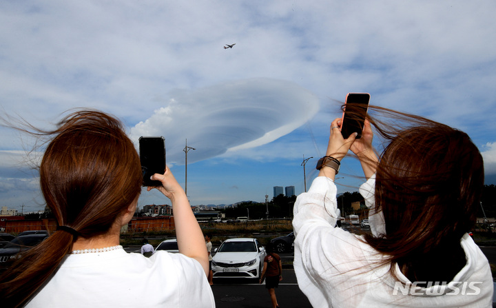[제주=뉴시스] 우장호 기자 = 밤부터 장맛비가 예고된 23일 오후 제주시 하늘에 일명 '렌즈구름' 또는 'UFO구름'이 떠올라 신비한 분위기를 자아내고 있다. 렌즈구름은 강한 바람에 습한 공기가 산을 넘어가며 만들어진다. 2022.06.23. woo1223@newsis.com